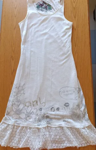 Vestido blanco con encaje y estampado