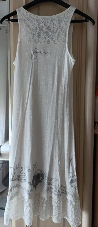 Vestido blanco con encaje y estampado