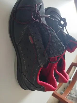 Zapatos Panter Grises y Rojos