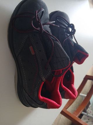 Zapatos Panter Grises y Rojos