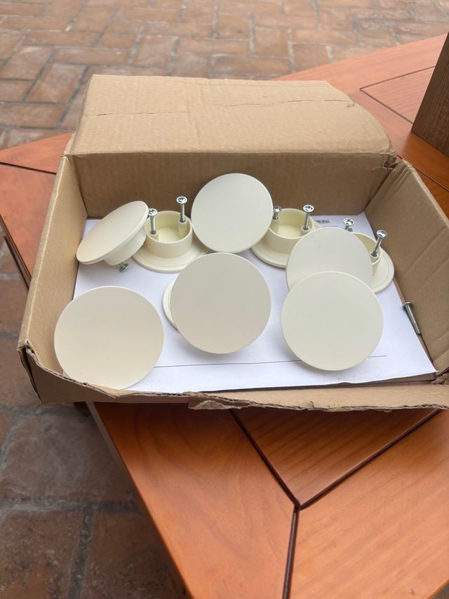 Tiradores redondos blancos