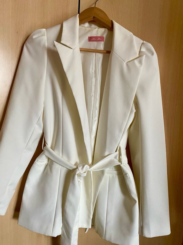Chaqueta beige con cinturón