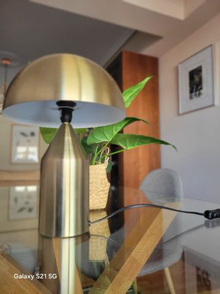 Lámpara de mesa dorada