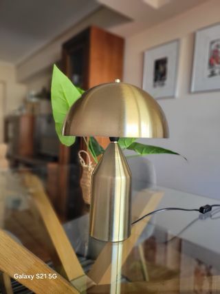 Lámpara de mesa dorada