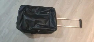 Maleta de viaje negra blanda, como de piel de serp