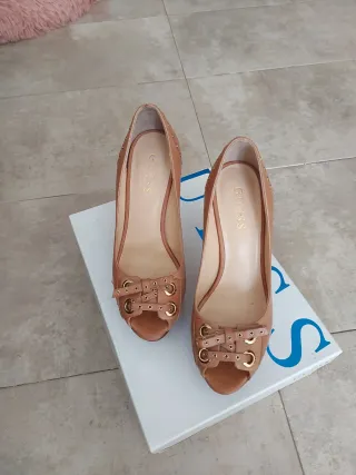 Zapatos de tacón Guess con plataforma