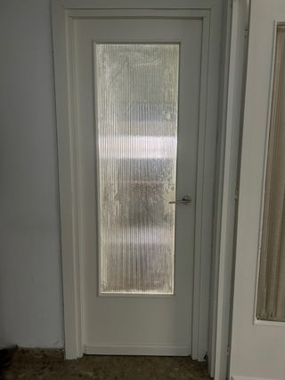 Puerta vidriera blanca