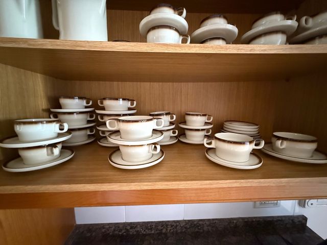 Set di tazze e piatti decorati a mano