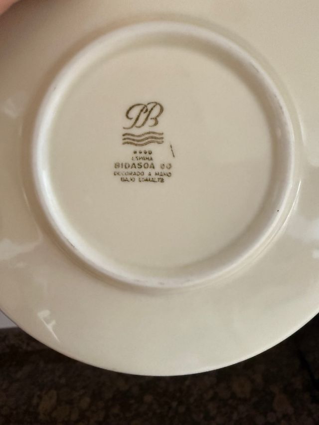 Set di tazze e piatti decorati a mano