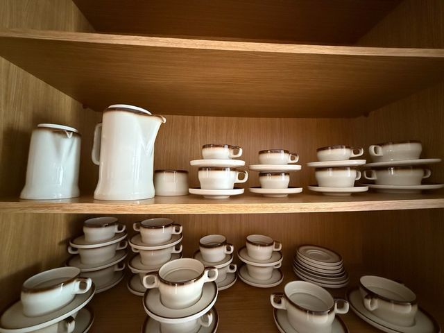 Set di tazze e piatti decorati a mano