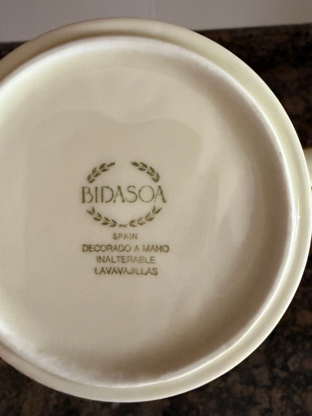 Set di tazze e piatti decorati a mano