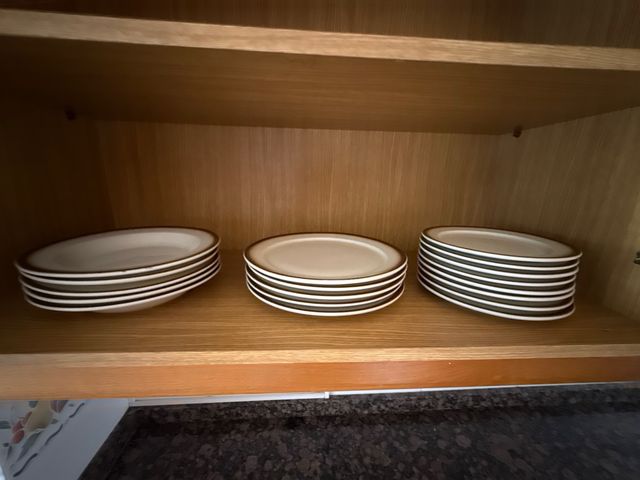 Set di tazze e piatti decorati a mano