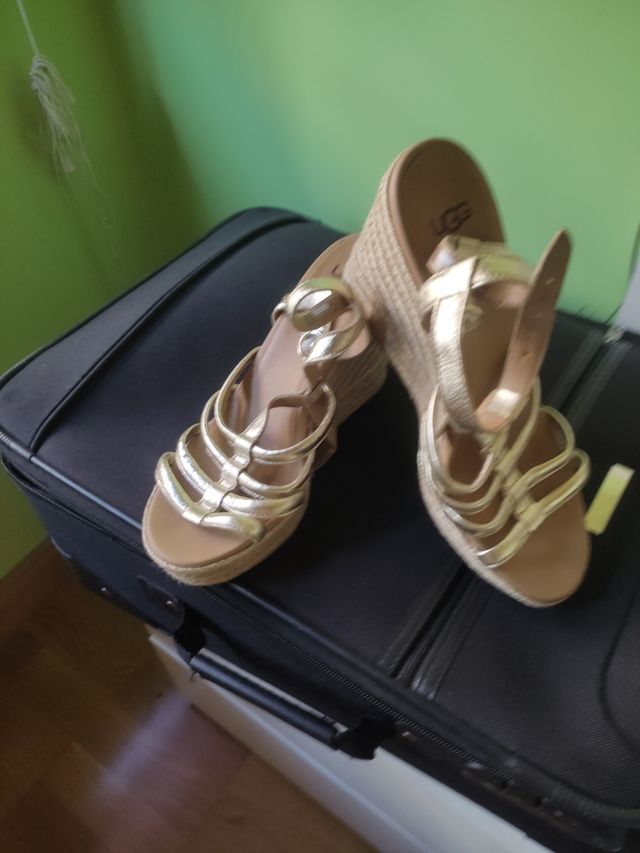 Sandalias UGG doradas y beige