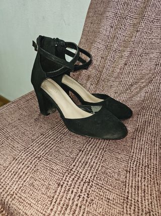 Lote de 4 pares de sandalias 
Talla 38-39. 
