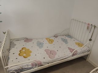 Cama extensible blanca Ikea con colchones
