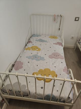Cama extensible blanca Ikea con colchones