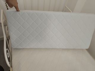 Cama extensible blanca Ikea con colchones
