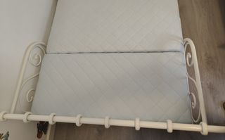 Cama extensible blanca Ikea con colchones