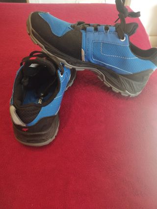 Playeros azules y negros