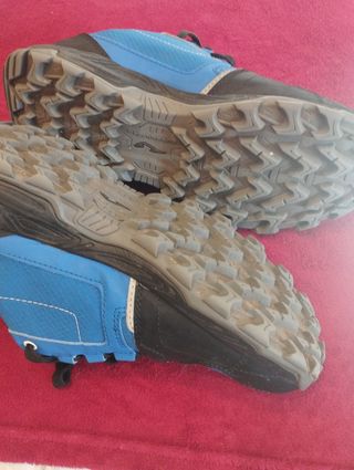 Playeros azules y negros