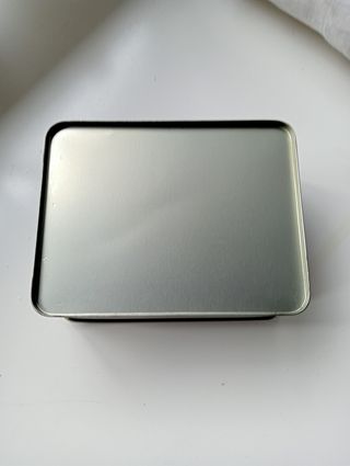 Caja metálica decorada con gansos