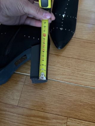 Botines de ante negros, con tachuelas sin estrenar