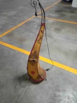 Lámpara de piel de vaca artesanal