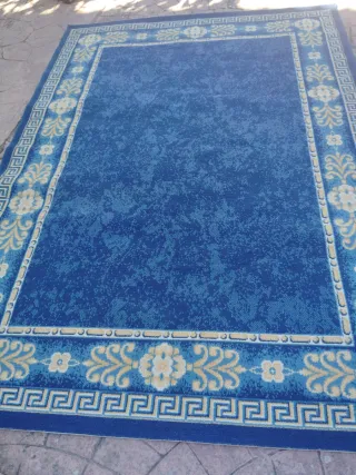 Alfombra azul con diseño floral beige