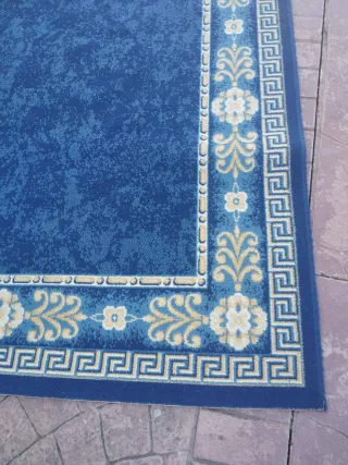 Alfombra azul con diseño floral beige