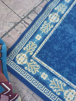 Alfombra azul con diseño floral beige