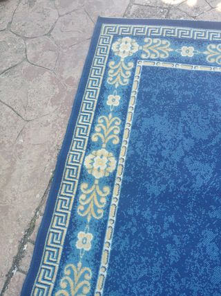 Alfombra azul con diseño floral beige