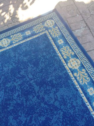 Alfombra azul con diseño floral beige