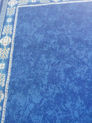 Alfombra azul con diseño floral beige
