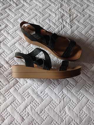 Sandalias cuña negras y marrones sin estrenar