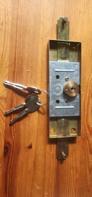 Cerradura para puerta metálica o persiana