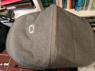 Saco azul de Bugaboo y capota Bugaboo gris