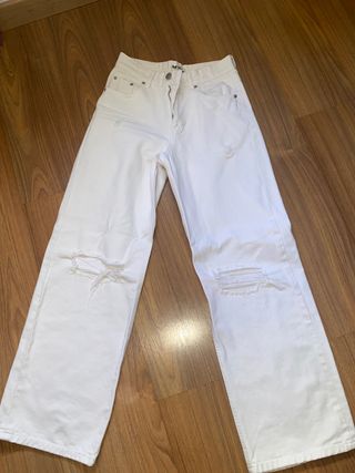 Pantalones blancos rotos