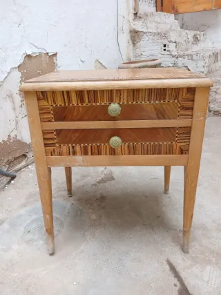 Mesita de noche antigua de madera