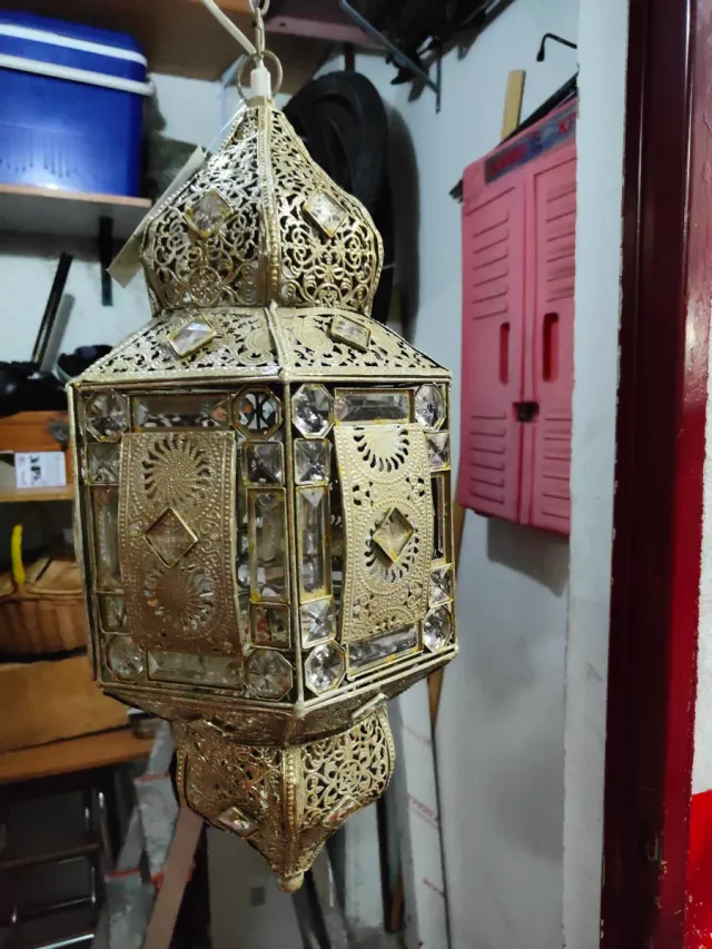 Lámpara árabe dorada con cristales