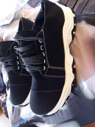 Zapatillas negras y blancas