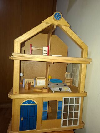 Casita de muñecas de madera