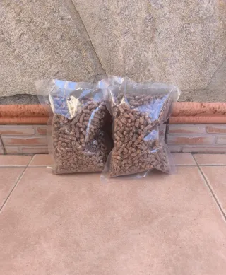 Pellet di legno ecologico. Confezione da 2 sacchetti