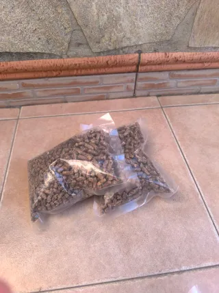 Pellet di legno ecologico. Confezione da 2 sacchetti
