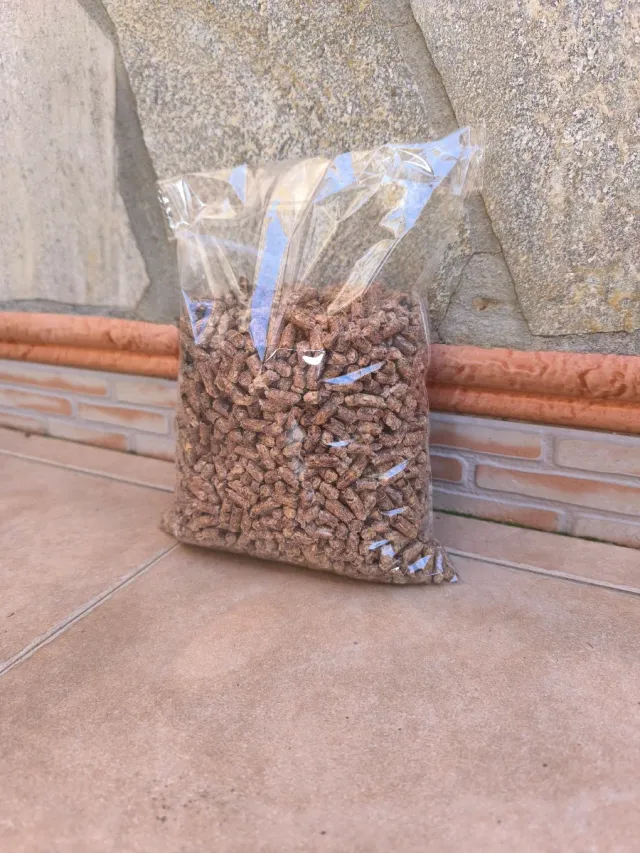 Pellet di legno ecologico. Confezione da 2 sacchetti