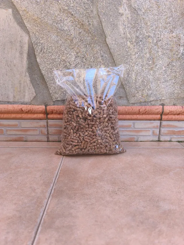 Pellet di legno ecologico. Confezione da 2 sacchetti