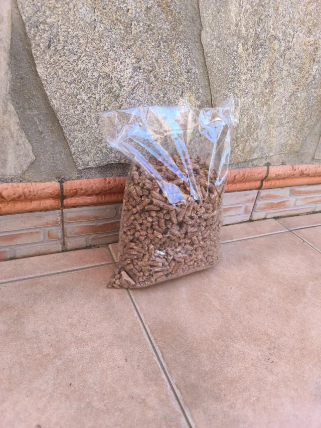 Pellet di legno ecologico. Confezione da 2 sacchetti