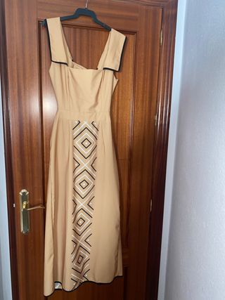 Vestido beige con estampado geométrico