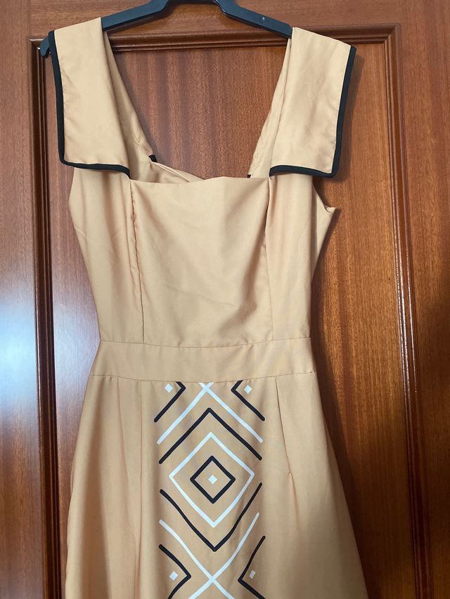 Vestido beige con estampado geométrico