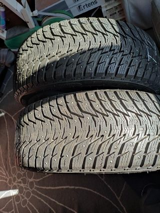 4Neumáticos invierno 215/55/17 con clavos