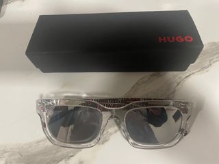 Gafas de sol Hugo Boss blancas y plateadas